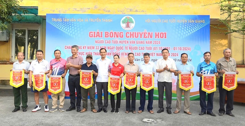 Văn Giang tổ chức giải bóng chuyền hơi Người cao tuổi năm 2024