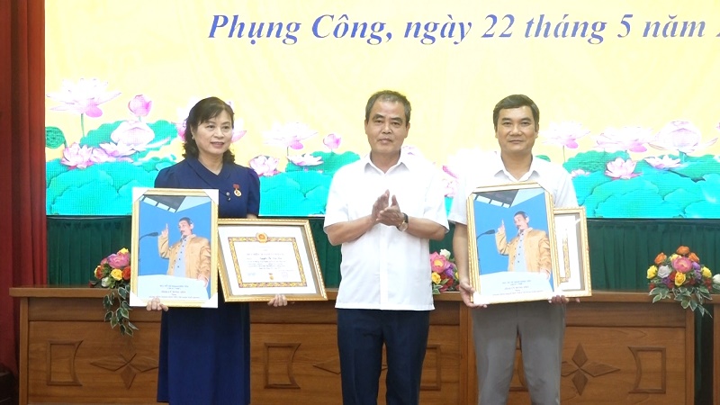 Phụng Công trao huy hiệu đảng đợt đợt 19/5