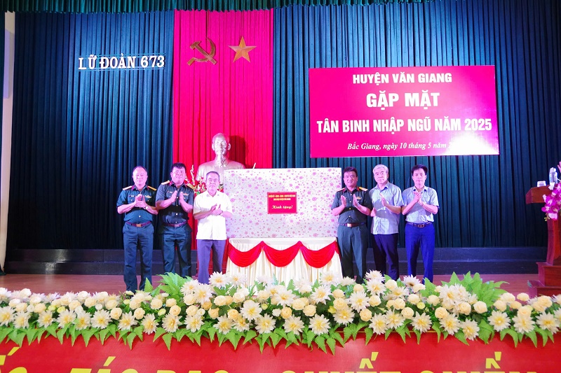 Các đồng chí lãnh đạo huyện thăm động viên chiến sỹ mới tại lữ đoàn phòng không 673