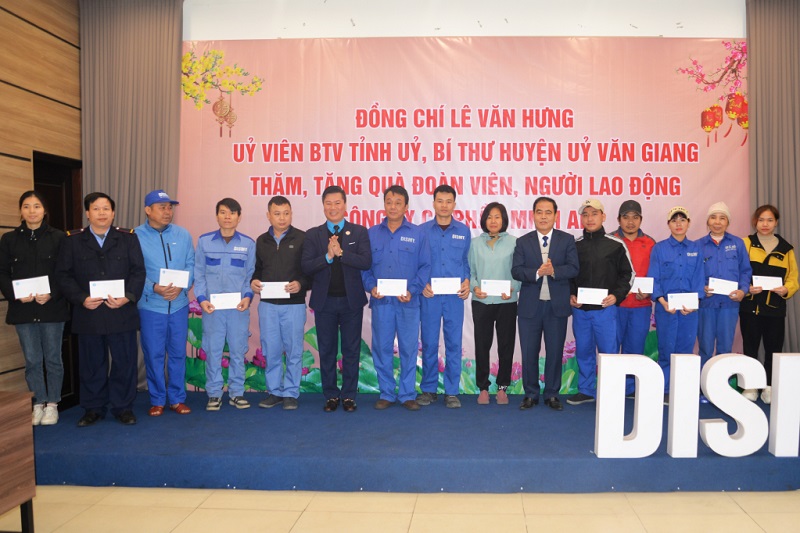 Tặng quà Tết cho đoàn viên, người lao động có hoàn cảnh khó khăn tại huyện Văn Giang