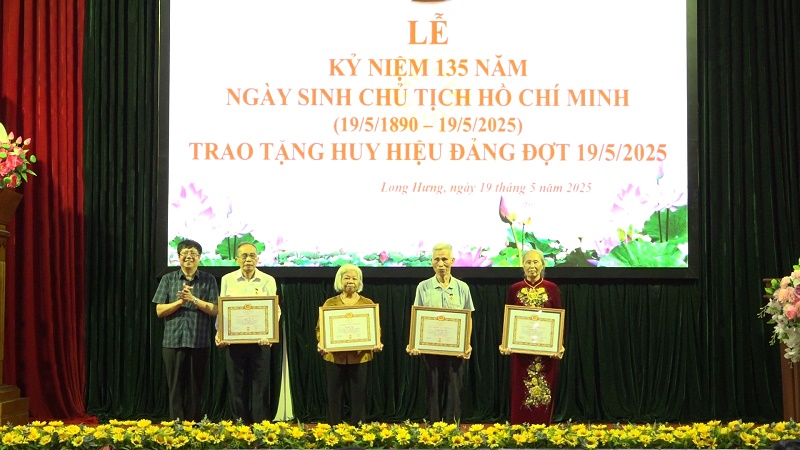 Đảng bộ xã Long Hưng tổ chức Lễ kỷ niệm 135 năm ngày sinh chủ tịch Hồ Chí Minh và Trao huy hiệu đảng đợt 19/5