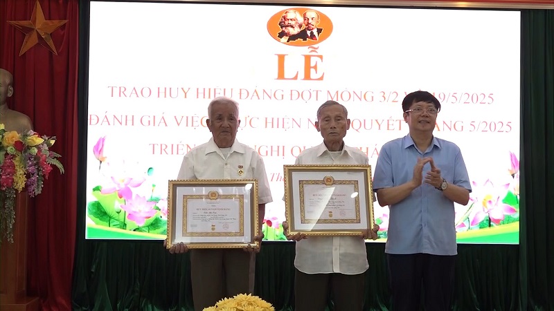 Xã Thắng Lợi: Trao tặng Huy hiệu Đảng cho 12 đồng chí đảng viên