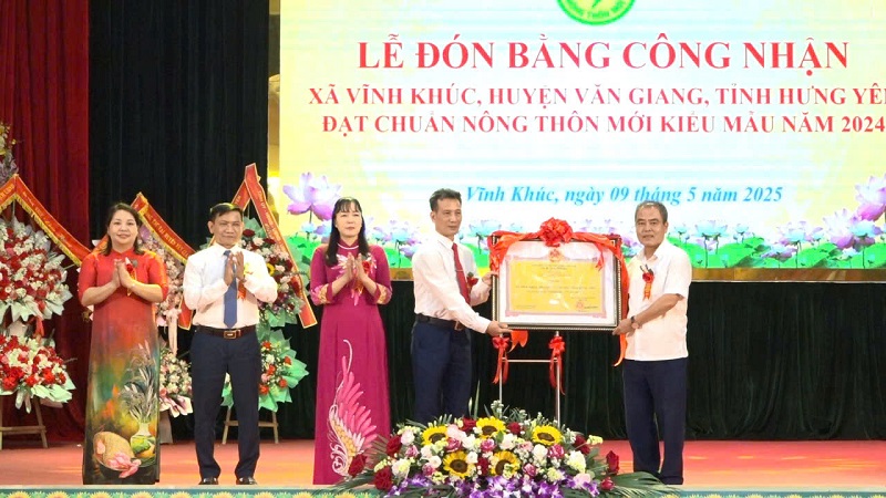 Xã Vĩnh Khúc đón Bằng công nhận xã đạt chuẩn nông thôn mới kiểu mẫu năm 2024