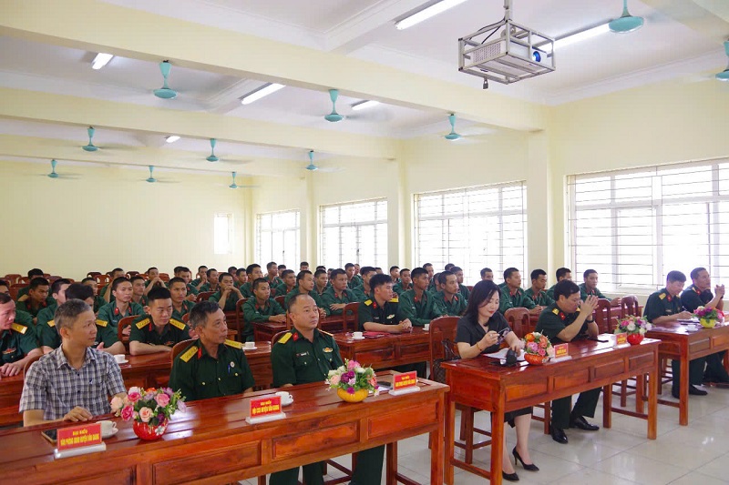 Đoàn công tác Hội đồng nghĩa vụ Quân sự huyện thăm, động viên chiến sỹ mới tại Lữ đoàn Phòng không 214
