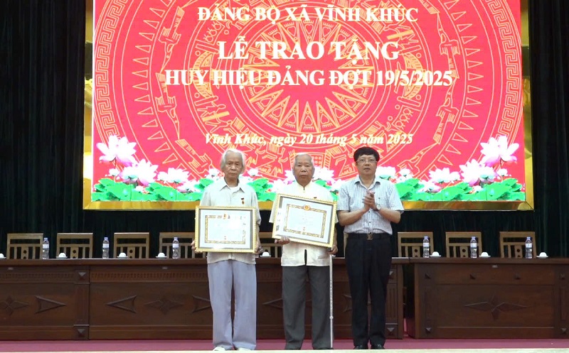 Vĩnh Khúc tổ chức lễ trao Huy hiệu Đảng đợt 19/5