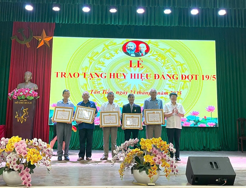 Tân Tiến tổ chức lễ trao tặng huy hiệu Đảng đợt 19/5
